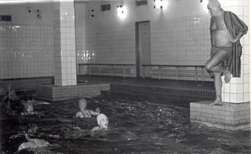 J.Jezbera starší trénuje ve školním bazénu v Hornické ulici v Chomutově